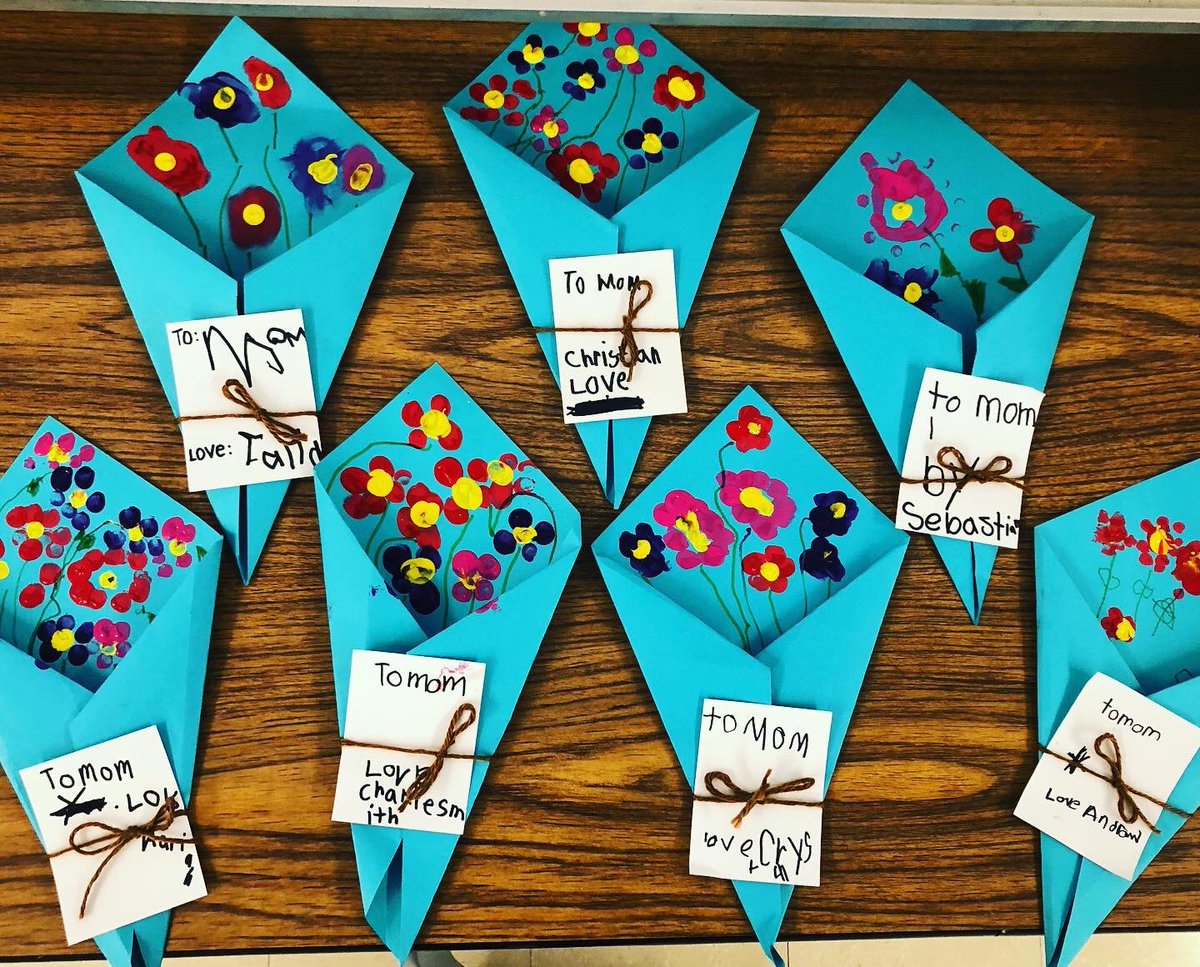 ChelseaPires23's tweet photo. Happy [belated] Mother’s Day! CLIMB and @Patiro_UGL classes used origami folding to create these personalized flower bouquets. 💐 https://t.co/OqT8BGIaNe