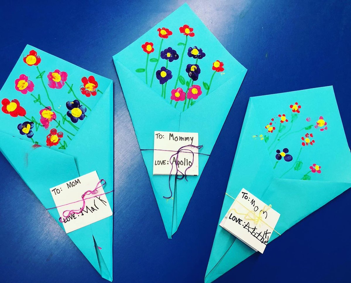 ChelseaPires23's tweet photo. Happy [belated] Mother’s Day! CLIMB and @Patiro_UGL classes used origami folding to create these personalized flower bouquets. 💐 https://t.co/OqT8BGIaNe