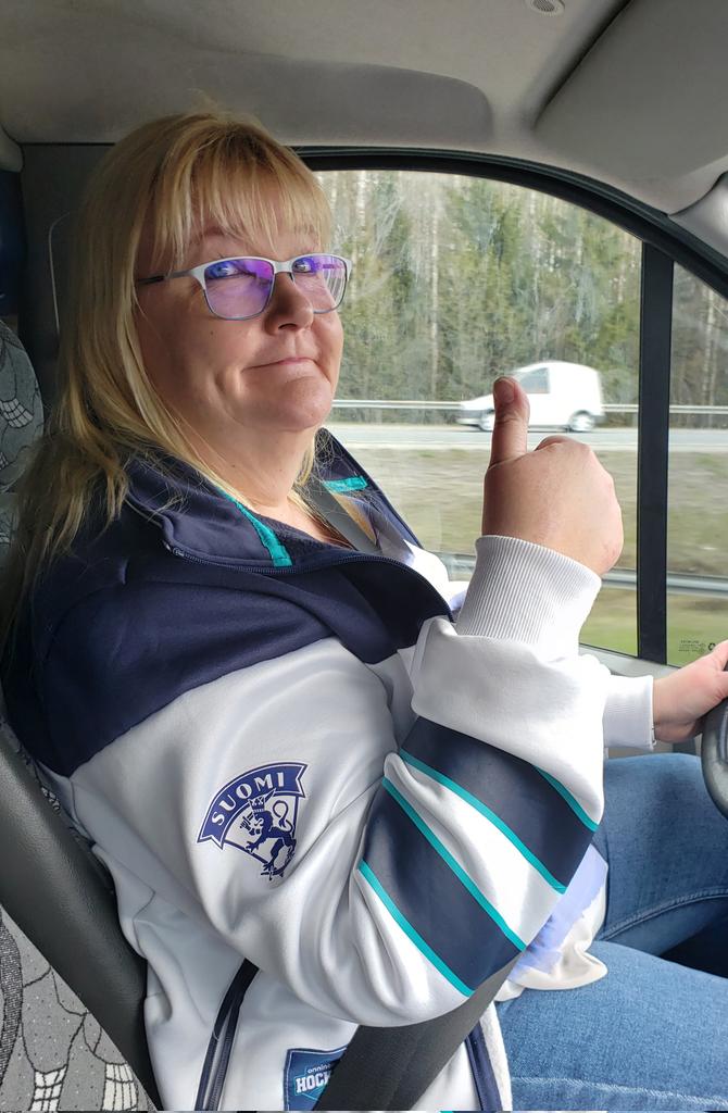 TarjaSahlsten's tweet photo. Tässä se veättää tuhatta ja sataa Tampereelle, nääs se maailman pätevin palvelupäällikkö aka #messumamma ja mun systeri. Se järkkää #onninenhockey-härdellin rautaisin hermoin ja taidoin. #onninen on onnekas, kun on saanut tämän rautamimmin tekemään taikojaan. #lätkässäonniseen https://t.co/LJJ8f1Buf0