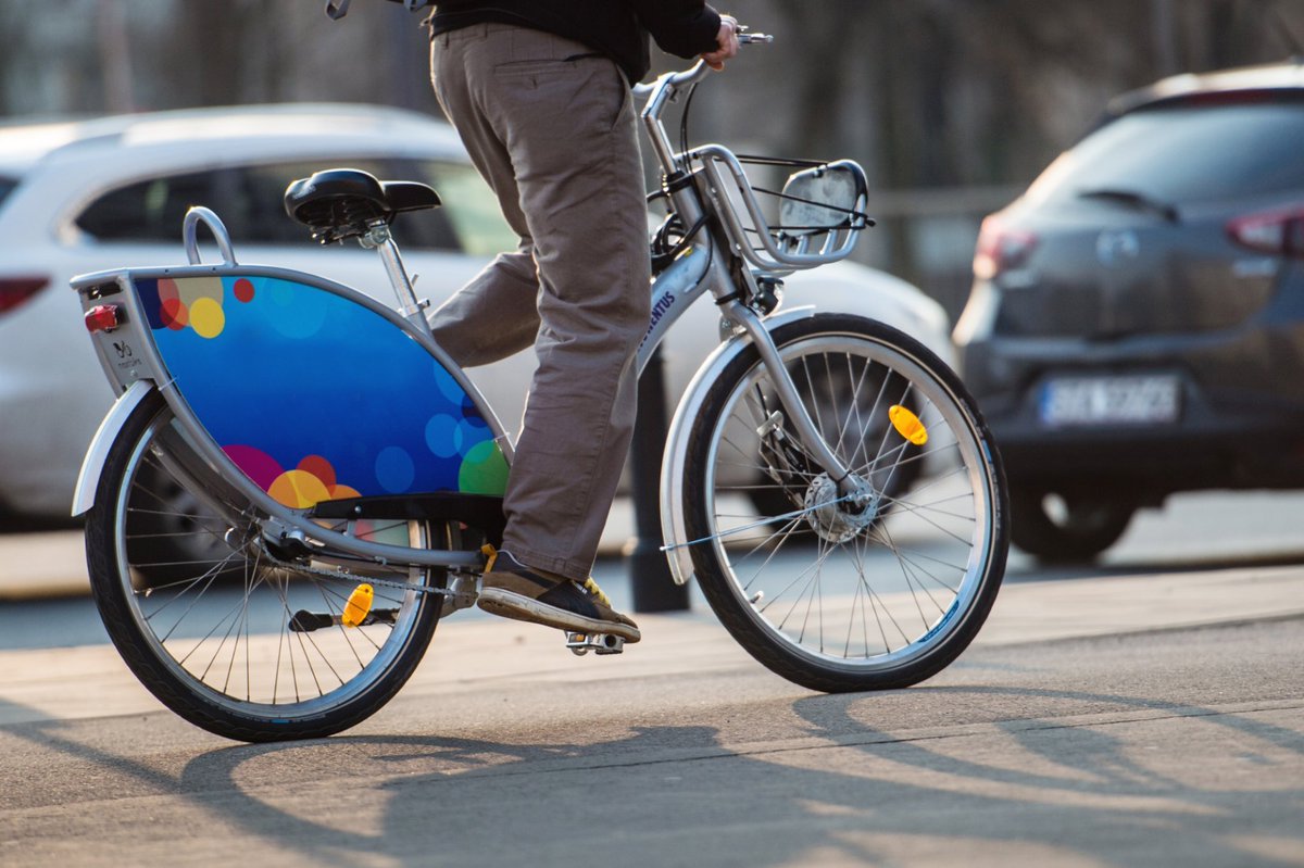 #Veturilo kręci się aż miło
🎉 Wczoraj przekroczyliśmy 700 tys. wypożyczeń rowerów miejskich. 
🪨 28 kwietnia osięgnięty został zaś kamień milowy 500 tys. 
🚀 To dużo lepsza dynamika niż jeszcze rok temu. W 2021 r. pół miliona wypożyczeń pękłoby.... właśnie dziś, czyli 9 maja.