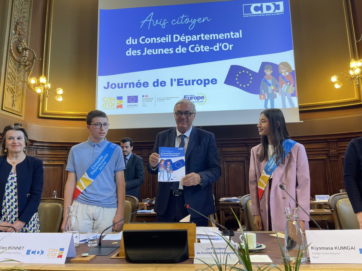 Sauvadet's tweet photo. En cette journée de l’Europe, le @CDJ_cotedor a présenté aux Conseillers Départementaux son avis citoyen. Un message d'espoir au moment où la guerre sévit aux portes de l'Europe. 
Cette génération s’inscrit dans l'esprit du projet des pères fondateurs et de leurs valeurs de paix. https://t.co/l7mNs9rjDx