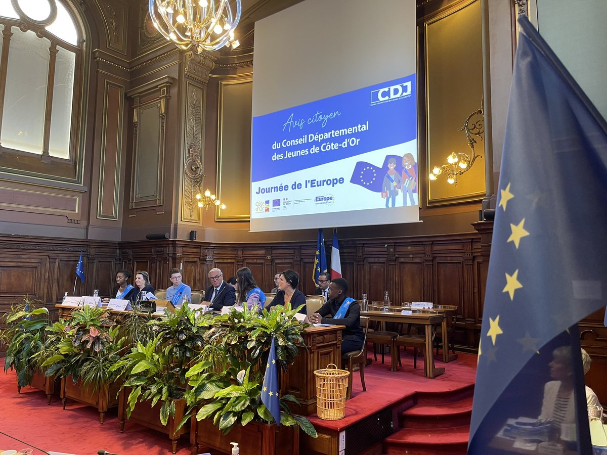 Sauvadet's tweet photo. En cette journée de l’Europe, le @CDJ_cotedor a présenté aux Conseillers Départementaux son avis citoyen. Un message d'espoir au moment où la guerre sévit aux portes de l'Europe. 
Cette génération s’inscrit dans l'esprit du projet des pères fondateurs et de leurs valeurs de paix. https://t.co/l7mNs9rjDx