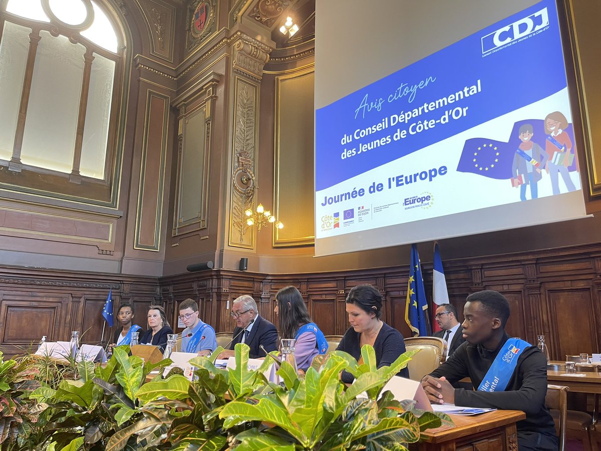 Sauvadet's tweet photo. En cette journée de l’Europe, le @CDJ_cotedor a présenté aux Conseillers Départementaux son avis citoyen. Un message d'espoir au moment où la guerre sévit aux portes de l'Europe. 
Cette génération s’inscrit dans l'esprit du projet des pères fondateurs et de leurs valeurs de paix. https://t.co/l7mNs9rjDx