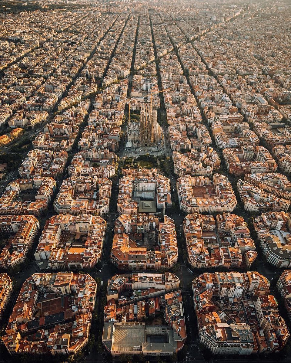 JamesLucasIT's tweet photo. barcelona vista dall'alto 🇪🇸
📷 : @jacob https://t.co/P7uh1Os27e