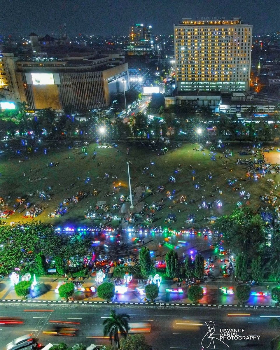 wisatasemarang's tweet photo. Suasana malam di Simpang Lima saat libur Lebaran tampak ramai pengunjung. Yang mudik di Semarang tempat mana saja yang dikunjungi Ndaa?
.
Lokasi: Kawasan Simpang Lima #Semarang
Foto IG: irwance
.
#simpanglima #simpanglimasemarang #wisatasemarang https://t.co/fCuyo3Reev