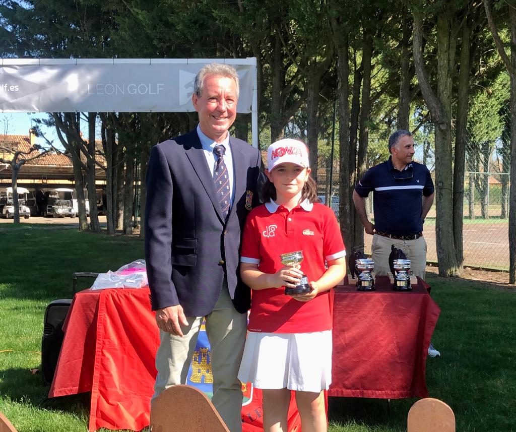 DeportesMarsa's tweet photo. Nuestra alumna Diana Fraile revalidó su título de Campeona de Castilla y León de Golf.
!Enhorabuena campeona!
A seguir haciendo realidad tu sueño..
@DeportesMarsa
@MSalCha https://t.co/pdahzr4u0g