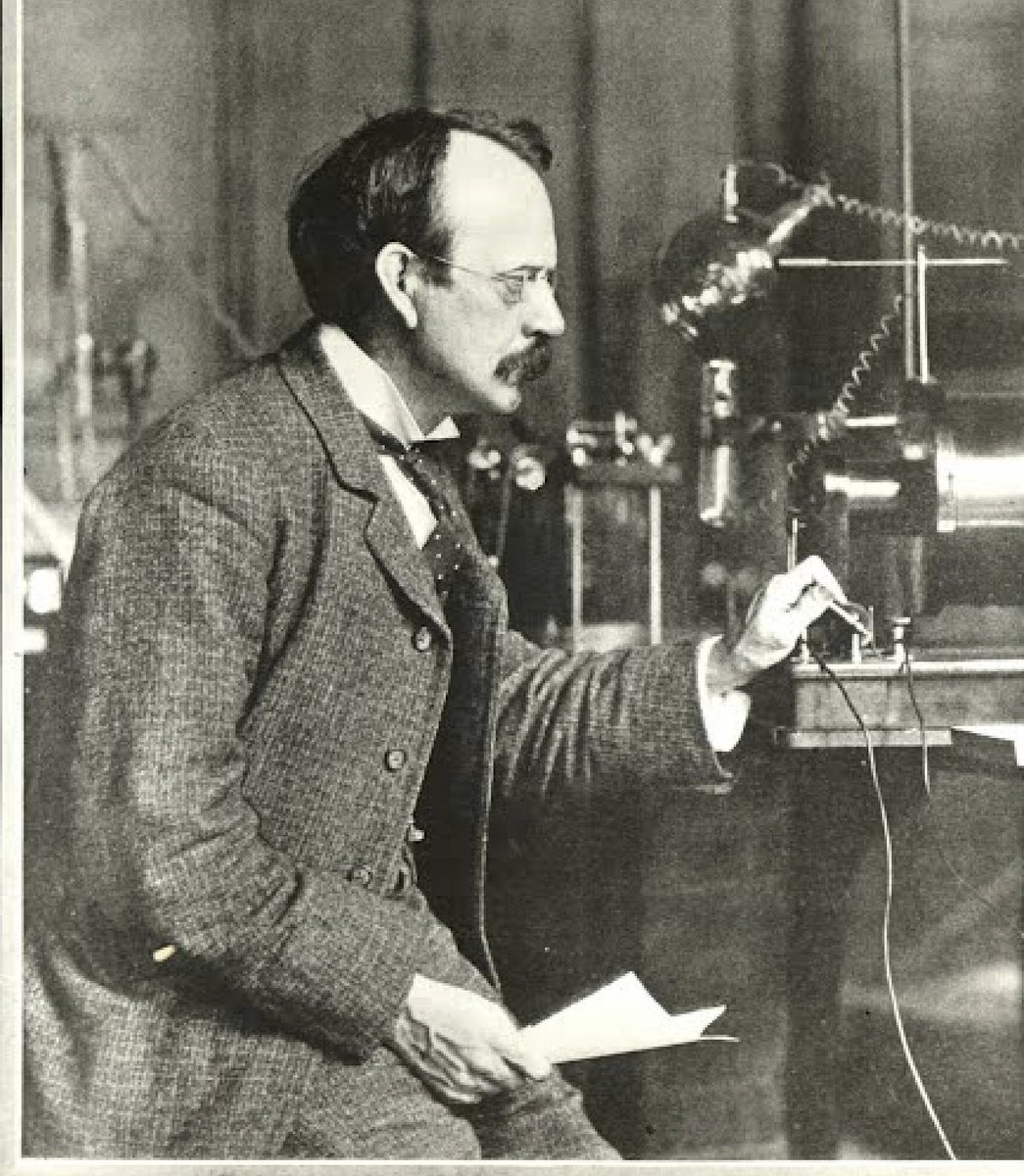 Физик открывший электрон. Основоположники физики. 1897 — томпсон — открытие электрона. Томсон 1897. Джозеф джон томсон открытие электрона.