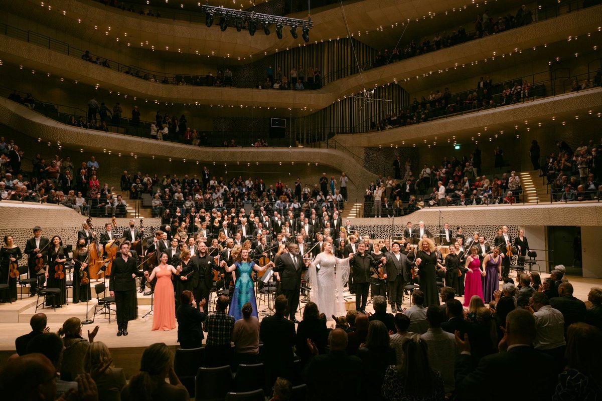 elbphilharmonie's tweet photo. Was für ein Spektakel 🧜 – Die konzertante Aufführung von Dvořáks Oper »Rusalka« am Wochenende. Vielen Dank an @RWSing, @GubanovaMezzo, @MJDY, @attiliotenore, @nickmogg, @EricOwensSinger und natürlich @GilbertConducts. #Musikfest2022
___
© Daniel Dittus https://t.co/s1I8hLV52y