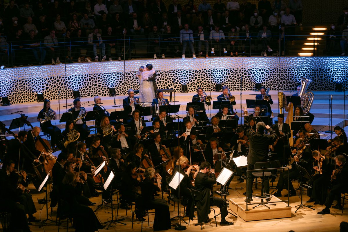 elbphilharmonie's tweet photo. Was für ein Spektakel 🧜 – Die konzertante Aufführung von Dvořáks Oper »Rusalka« am Wochenende. Vielen Dank an @RWSing, @GubanovaMezzo, @MJDY, @attiliotenore, @nickmogg, @EricOwensSinger und natürlich @GilbertConducts. #Musikfest2022
___
© Daniel Dittus https://t.co/s1I8hLV52y