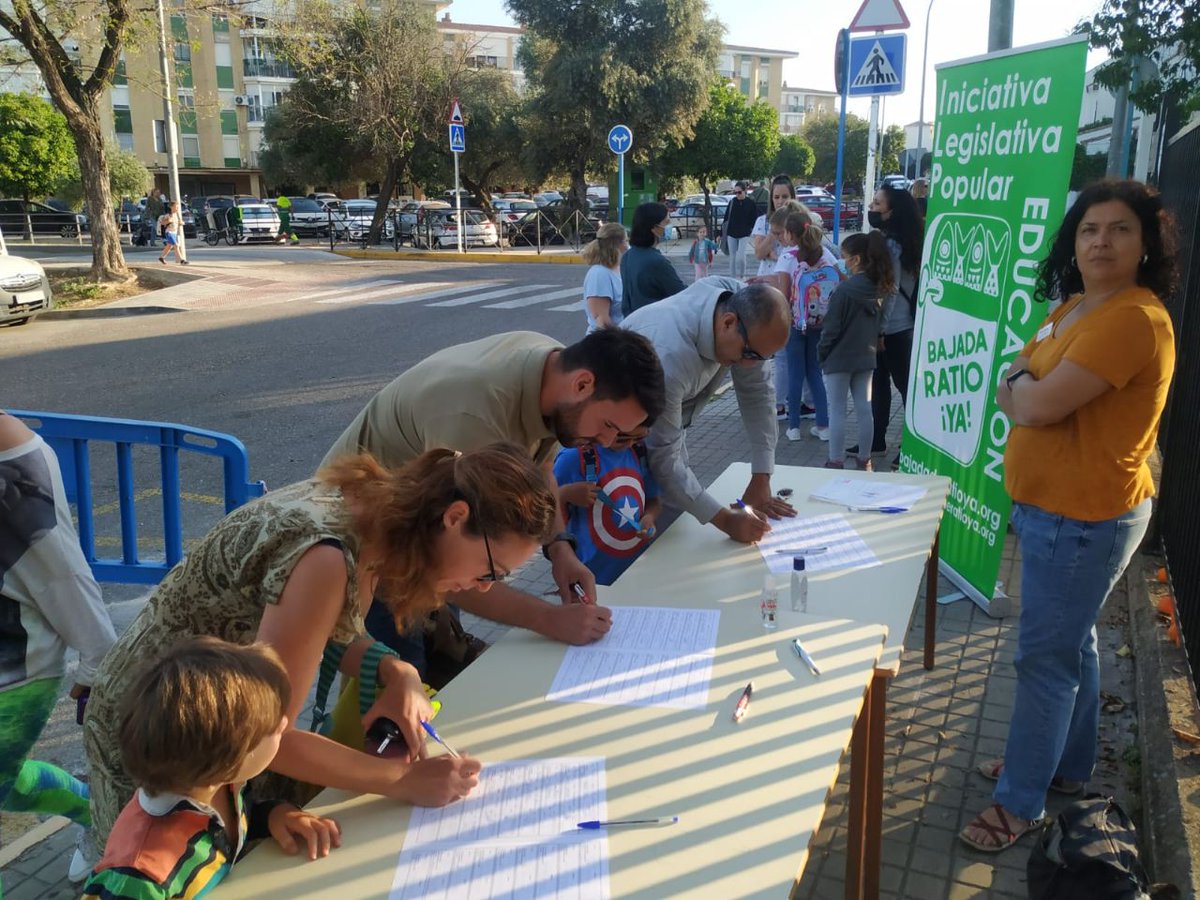 usteasevilla's tweet photo. No paramos. Hoy en el colegio El Olivo de Mairena del Aljarafe, junto con @AmpaOlivo, recogiendo firmas para la @ILPABajadaRatio No queremos nuestras aulas como latas de sardinas.
#BajadaDeRatioYa
#USTEAdaLaCara https://t.co/zEI3wxQuau