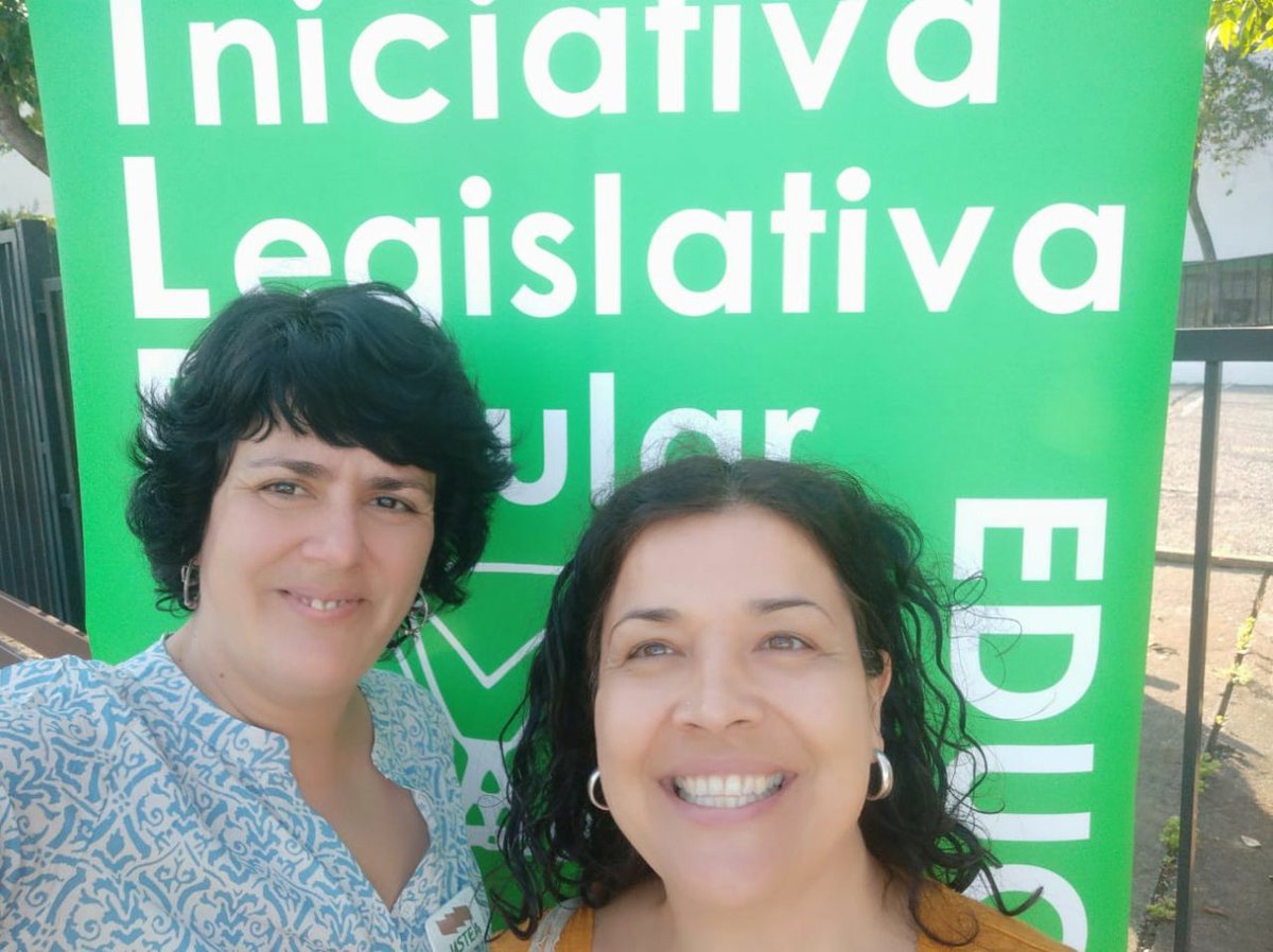 usteasevilla's tweet photo. No paramos. Hoy en el colegio El Olivo de Mairena del Aljarafe, junto con @AmpaOlivo, recogiendo firmas para la @ILPABajadaRatio No queremos nuestras aulas como latas de sardinas.
#BajadaDeRatioYa
#USTEAdaLaCara https://t.co/zEI3wxQuau