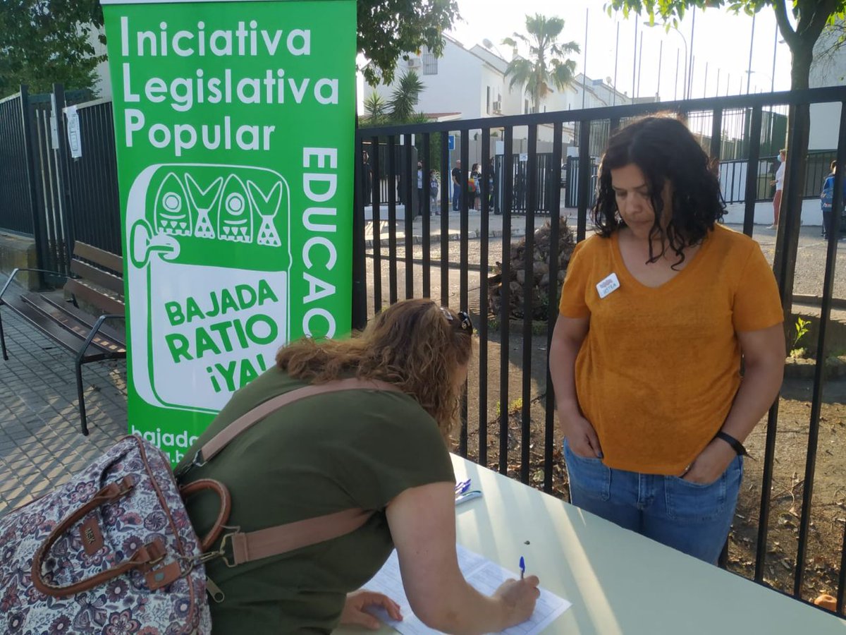 usteasevilla's tweet photo. No paramos. Hoy en el colegio El Olivo de Mairena del Aljarafe, junto con @AmpaOlivo, recogiendo firmas para la @ILPABajadaRatio No queremos nuestras aulas como latas de sardinas.
#BajadaDeRatioYa
#USTEAdaLaCara https://t.co/zEI3wxQuau