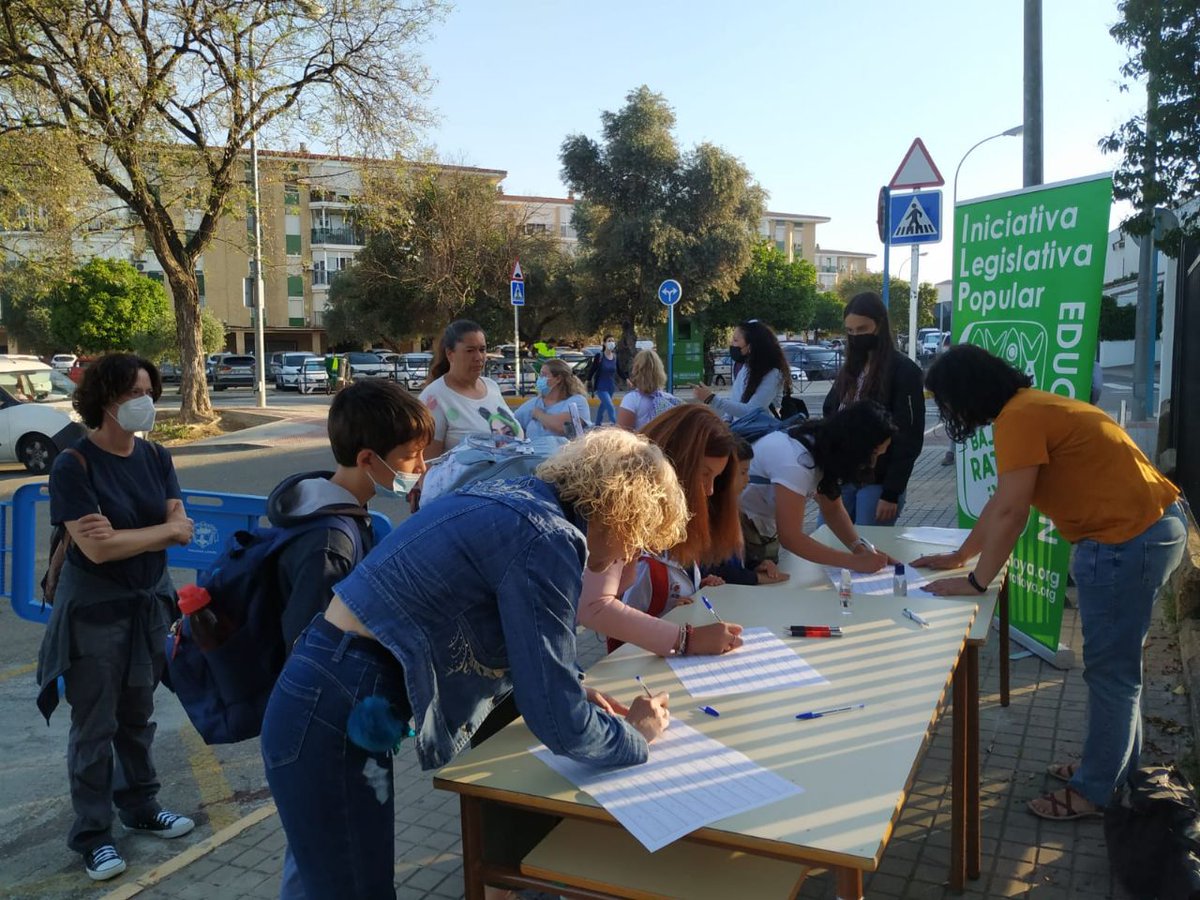 usteasevilla's tweet photo. No paramos. Hoy en el colegio El Olivo de Mairena del Aljarafe, junto con @AmpaOlivo, recogiendo firmas para la @ILPABajadaRatio No queremos nuestras aulas como latas de sardinas.
#BajadaDeRatioYa
#USTEAdaLaCara https://t.co/zEI3wxQuau