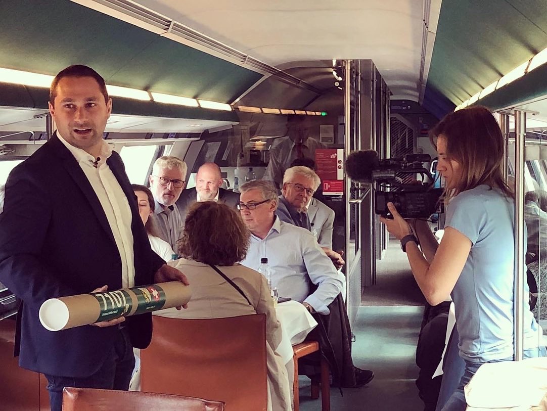 FDP_TG's tweet photo. Heute übergeben wir die #Petition „#BTS umsetzten - jetzt!“ dem #Bund! Mit 7‘107 #Unterschriften senden wir ein deutliches #Signal nach Bern 📨 Die BTS sichert #Arbeit, entlastet die #Dörfer und entwickelt #Räume 👍🏽 https://t.co/2P4aDvKHHu