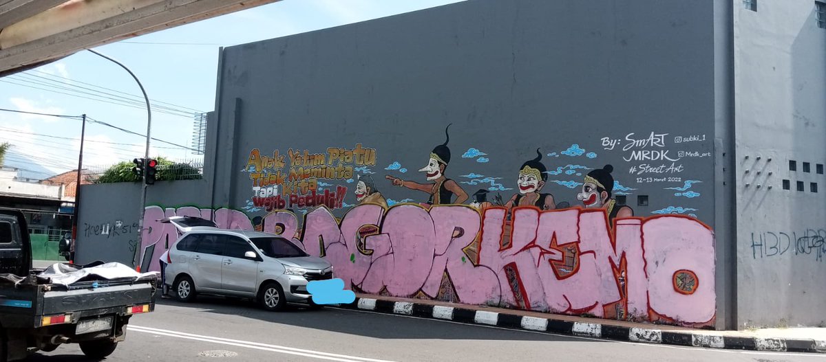 Aku merasa kecewa aja ketika gambar mural karya mas tomi dan pak subki ini tiba2 di block oleh vandalisme orang lain, aku juga merasa punya karya juga di karya ini. Vandalisme tidak bertanggung jawab merusak karya orang