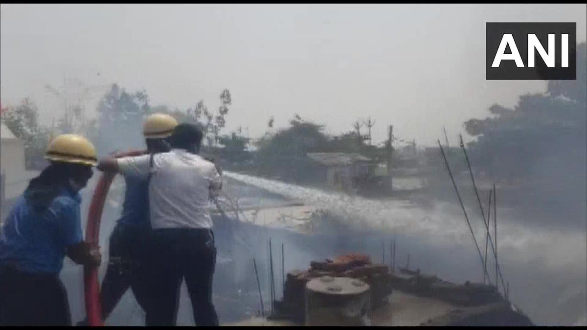 ANI's tweet photo. Maharashtra |  A fire broke out in the Mahakali Nagar slum area in Beltarodi. Fire fighting operation underway https://t.co/BmadcAKQEF