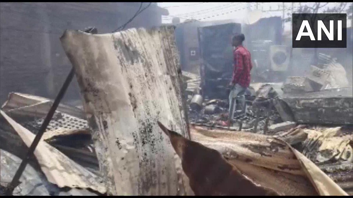 ANI's tweet photo. Maharashtra |  A fire broke out in the Mahakali Nagar slum area in Beltarodi. Fire fighting operation underway https://t.co/BmadcAKQEF