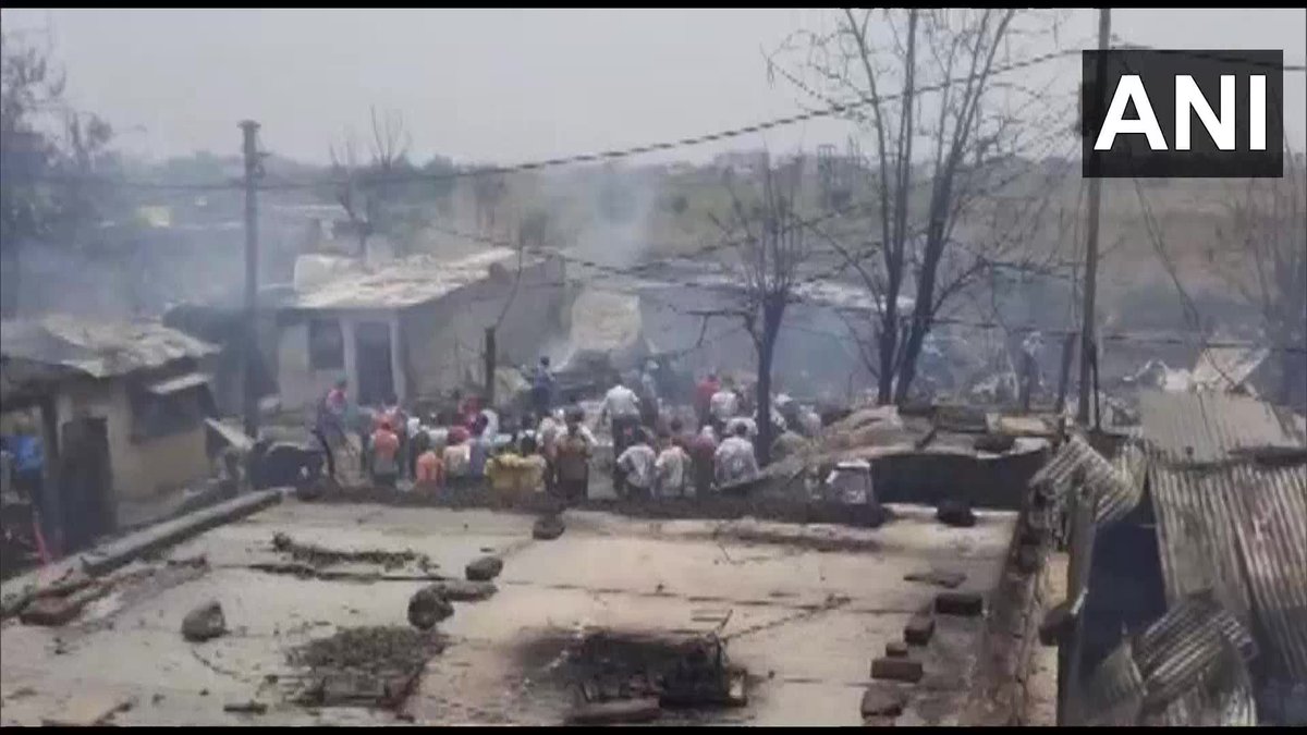 ANI's tweet photo. Maharashtra |  A fire broke out in the Mahakali Nagar slum area in Beltarodi. Fire fighting operation underway https://t.co/BmadcAKQEF