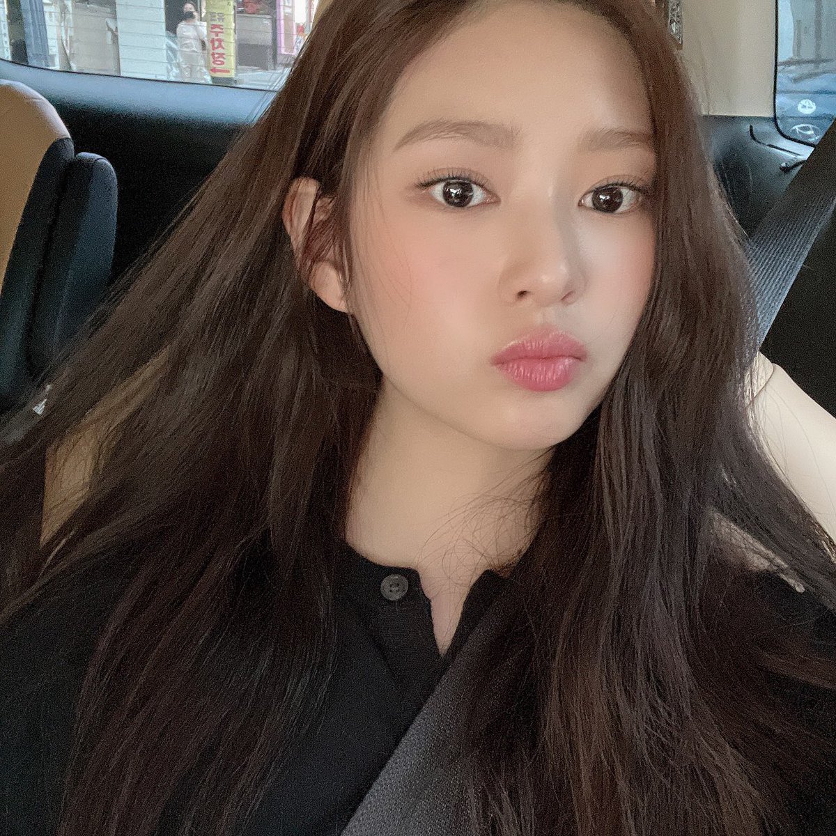 [220509] 🦊🫧 7:42 PM

[📸]
: i’m happy since i received a cake and got off work 😀
: y/n has eaten dinner right?!