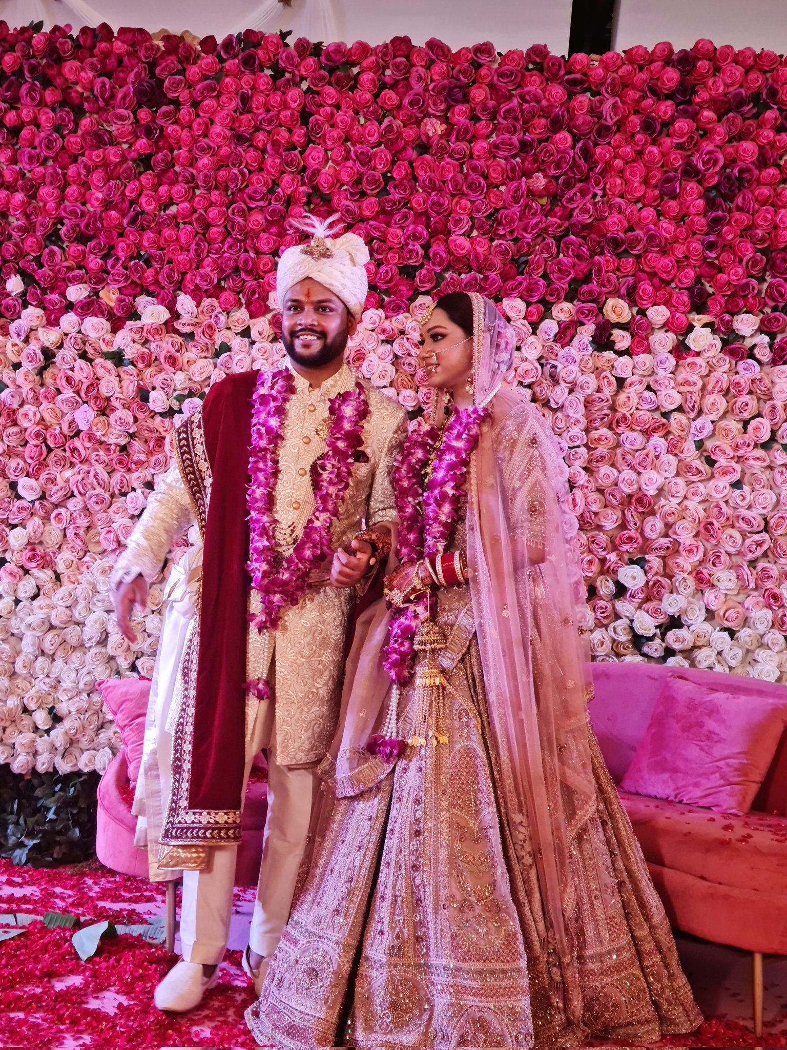 Couple performing Jaimala in mandap during their wedding Stock Photo - Alamy