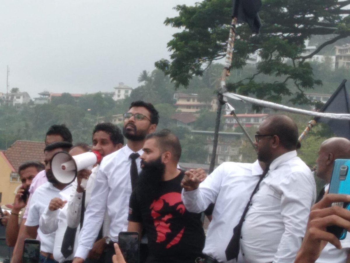 KandyinStyle's tweet photo. මහනුවර ගෝටා ගෝ ගමට පහර දුන් 7 දෙනෙකු අල්ලගෙන ඇත. මේ වන විට මහනුවර නීතිඥවරුන් උද්ඝෝෂනය අමතමිනි සිටී. https://t.co/JcwHbjgRVZ