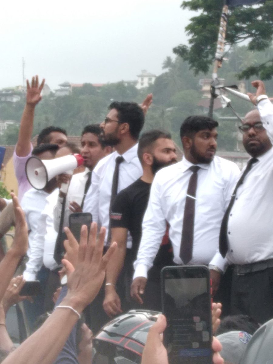 KandyinStyle's tweet photo. මහනුවර ගෝටා ගෝ ගමට පහර දුන් 7 දෙනෙකු අල්ලගෙන ඇත. මේ වන විට මහනුවර නීතිඥවරුන් උද්ඝෝෂනය අමතමිනි සිටී. https://t.co/JcwHbjgRVZ