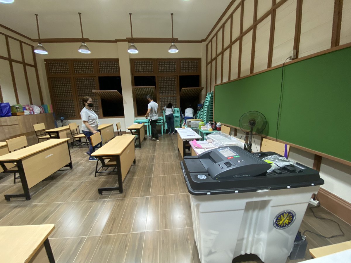 romeltv5's tweet photo. Matapos ang maghapong siksikan nagumpisa ng magligpit ang ilang mga voting precinct na wala ng botante sa Magat Salamat Elem School sa Tondo na wala ng mga botante pero iintayin pa rin daw nila ang 7pm tuluyang magsara. @News5PH @onenewsph #BilangPilipino2022 https://t.co/7xLHTJa55t