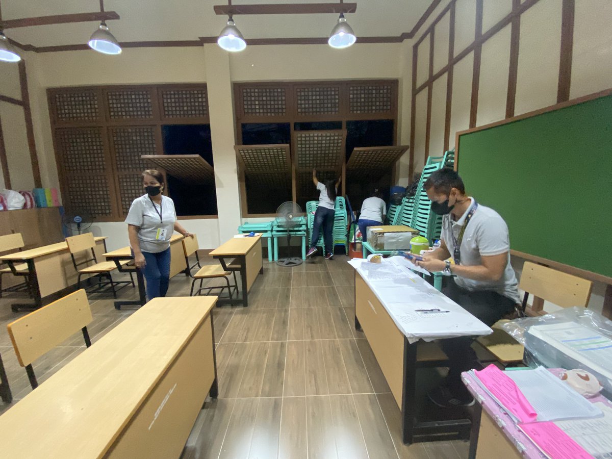 romeltv5's tweet photo. Matapos ang maghapong siksikan nagumpisa ng magligpit ang ilang mga voting precinct na wala ng botante sa Magat Salamat Elem School sa Tondo na wala ng mga botante pero iintayin pa rin daw nila ang 7pm tuluyang magsara. @News5PH @onenewsph #BilangPilipino2022 https://t.co/7xLHTJa55t