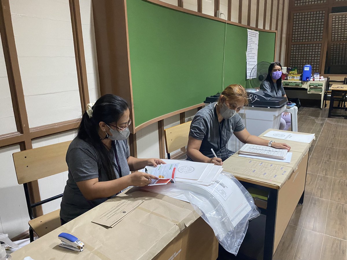 romeltv5's tweet photo. Matapos ang maghapong siksikan nagumpisa ng magligpit ang ilang mga voting precinct na wala ng botante sa Magat Salamat Elem School sa Tondo na wala ng mga botante pero iintayin pa rin daw nila ang 7pm tuluyang magsara. @News5PH @onenewsph #BilangPilipino2022 https://t.co/7xLHTJa55t