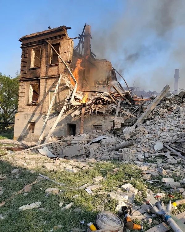 friedmanntomas's tweet photo. 75 días de una guerra irracional y sin sentido. 14 millones de Ucranianos dejaron sus casas, 5 millones se fueron del país, miles de muertos y heridos. Un país destruido y el mundo global afectado por inflación y crisis energética provocada por Putin. https://t.co/fqjgOh9pkg