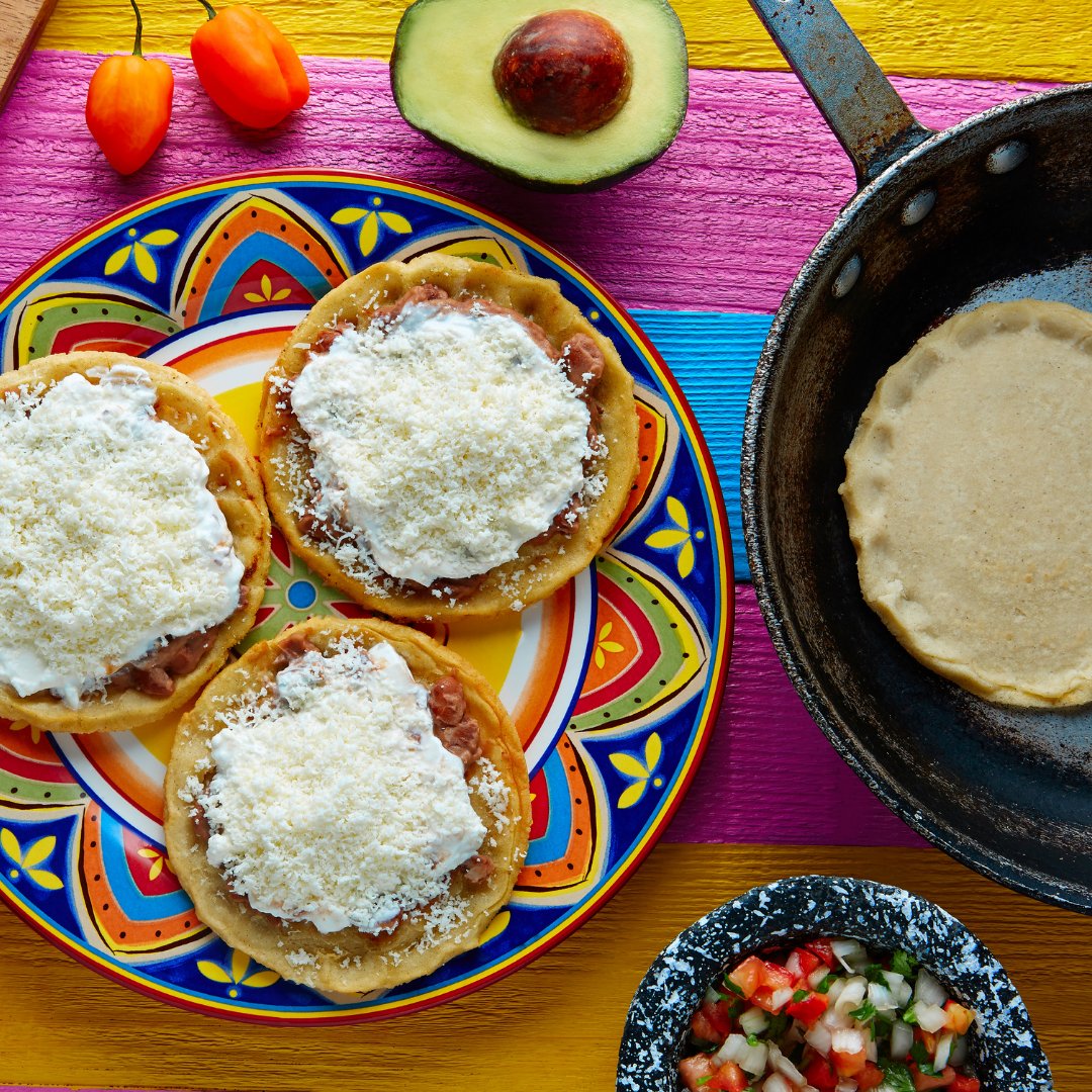 #MeatlessMonday What about some SOPES?
An easy and delicious snack or meal. Frijolitos + sour cream + cheese + salsa = Happiness
Get yours: buff.ly/3sl57i8