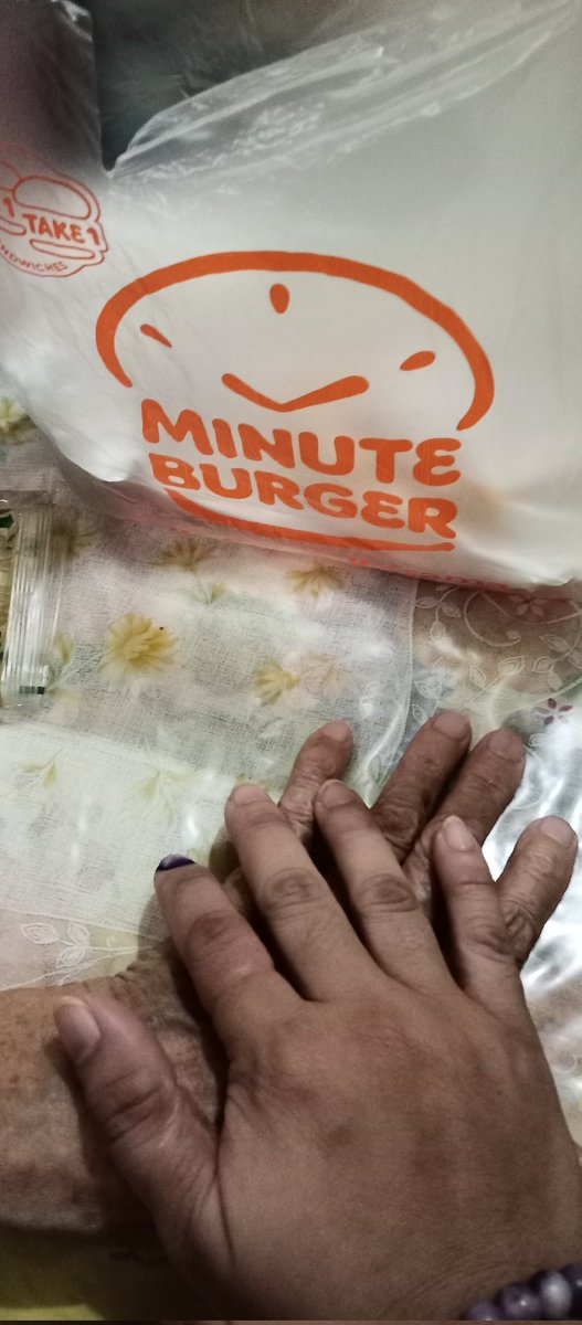 mochuwita's tweet photo. Went out to vote! Also grabbed the chance to treat my nanay. Bought Minute Burger for us 😘 Thank you so much @liza_promotes and @minminclaim #minproofs https://t.co/ee4XZt836i