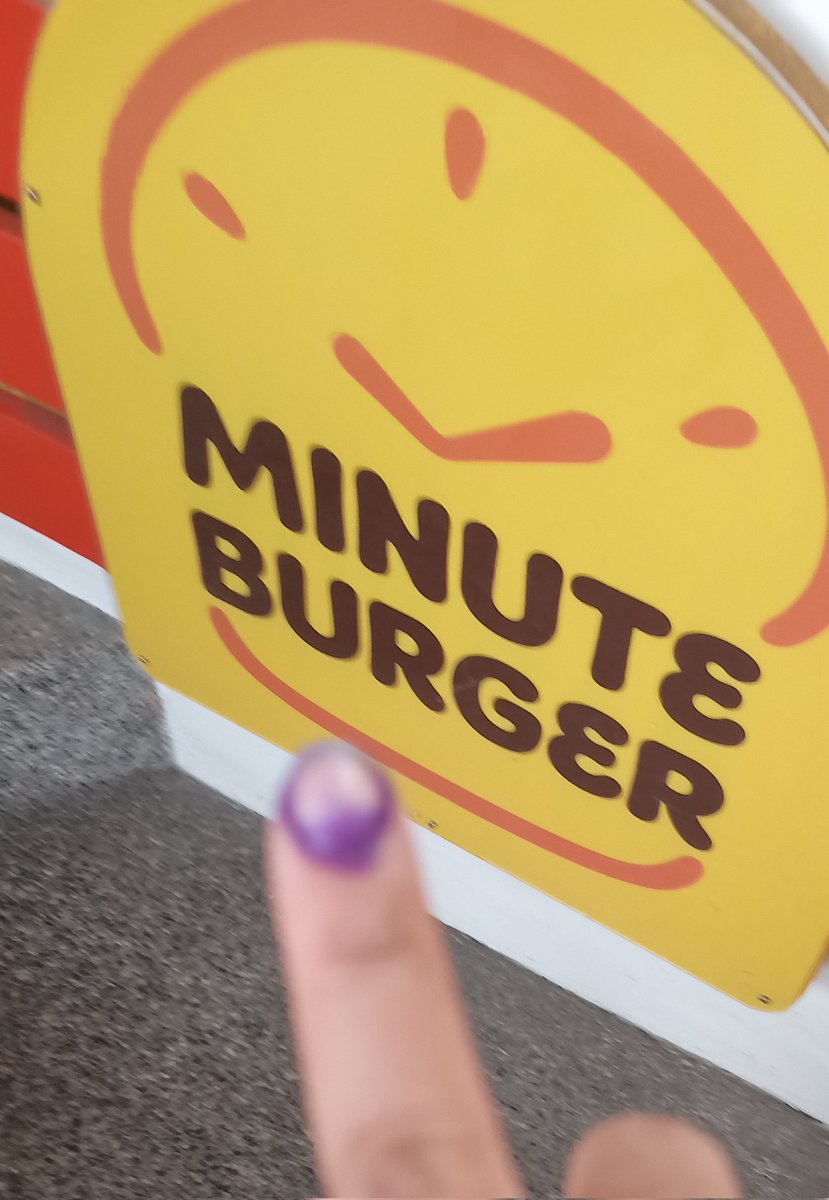 mochuwita's tweet photo. Went out to vote! Also grabbed the chance to treat my nanay. Bought Minute Burger for us 😘 Thank you so much @liza_promotes and @minminclaim #minproofs https://t.co/ee4XZt836i