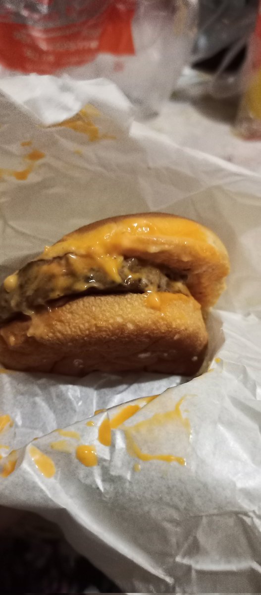 mochuwita's tweet photo. Went out to vote! Also grabbed the chance to treat my nanay. Bought Minute Burger for us 😘 Thank you so much @liza_promotes and @minminclaim #minproofs https://t.co/ee4XZt836i