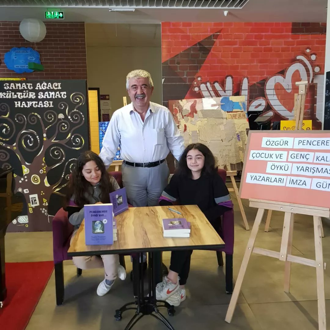 UOGaziemir's tweet photo. Özgür Pencere Çocuk ve Genç Kalem Öykü Yarışması'nda derece alan  öğrencilerimiz, 'Penceremde Öykü Var' kitabıyla imza gününde okurlarıyla buluştu.👏📚💜

#UğurdaSanatVar 
#UğurluOlmak https://t.co/rnOtvXcv5D