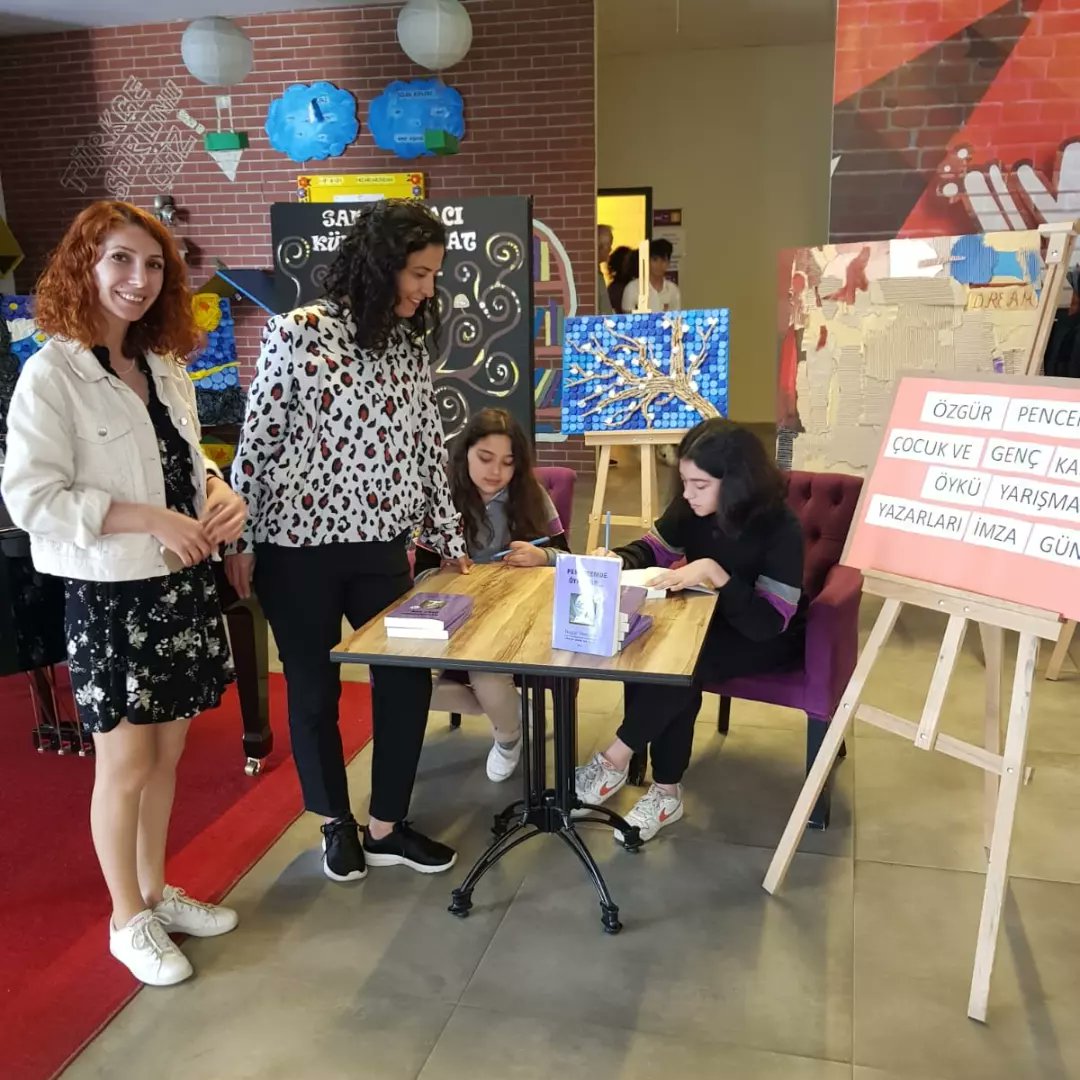 UOGaziemir's tweet photo. Özgür Pencere Çocuk ve Genç Kalem Öykü Yarışması'nda derece alan  öğrencilerimiz, 'Penceremde Öykü Var' kitabıyla imza gününde okurlarıyla buluştu.👏📚💜

#UğurdaSanatVar 
#UğurluOlmak https://t.co/rnOtvXcv5D