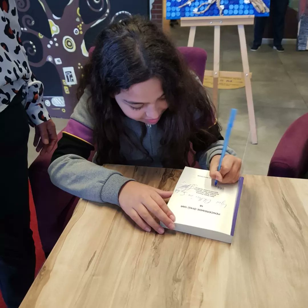 UOGaziemir's tweet photo. Özgür Pencere Çocuk ve Genç Kalem Öykü Yarışması'nda derece alan  öğrencilerimiz, 'Penceremde Öykü Var' kitabıyla imza gününde okurlarıyla buluştu.👏📚💜

#UğurdaSanatVar 
#UğurluOlmak https://t.co/rnOtvXcv5D