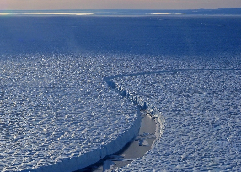 Stockholms_univ's tweet photo. Istungor är flytande förlängningar av glaciärer. Om Grönlands näst största flytande istunga bryts upp kan den sannolikt inte återhämta sig om inte jordens framtida klimat blir avsevärt kallare. Studie från bl a @henningAkesson @BolinCentre i @naturecomms 
https://t.co/0CUwcbepYP https://t.co/PgkdzwI6CK
