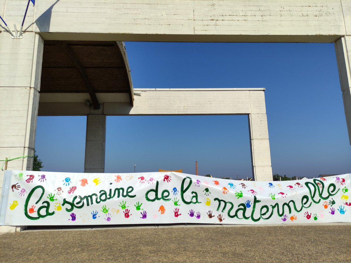 stoooono's tweet photo. Semaine de la maternelle dans le Cher, c'est parti ! Sur le thème des espaces, danse en anglais, robots qui dessinent, jeu coopératif,... Et des enfants qui s'amusent en travaillant 👍 https://t.co/peFCy8f93J