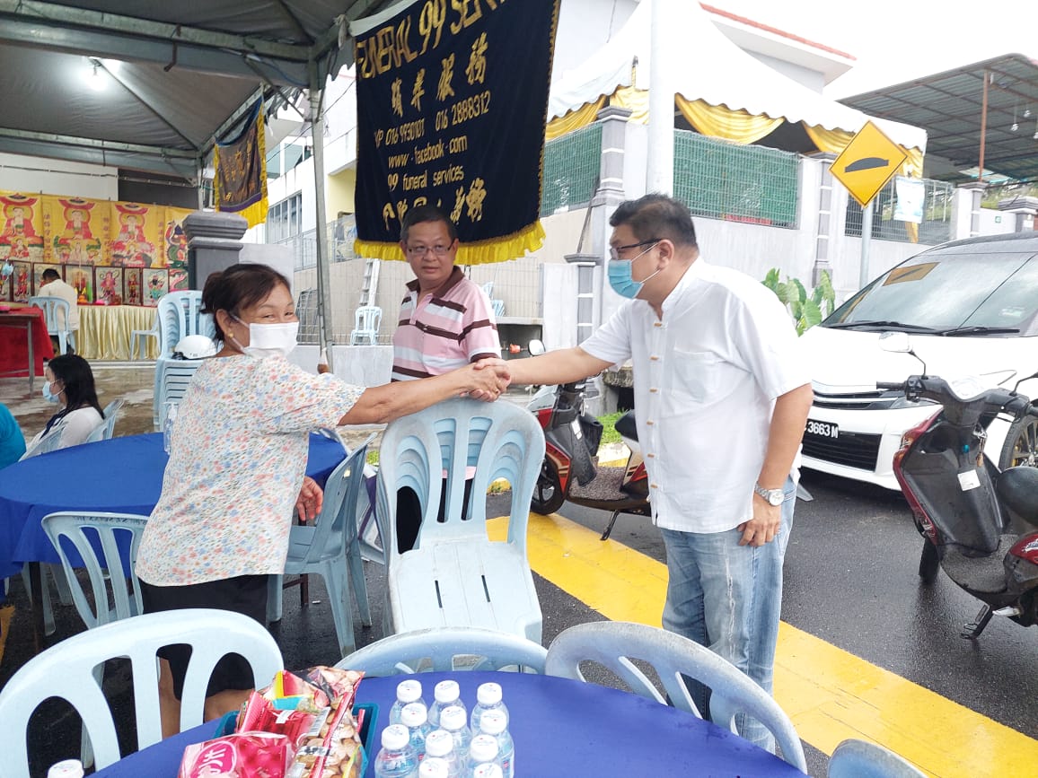 P126Pkn's tweet photo. PERTANG | 9.5.2022
Ziarah & bertemu keluarga mendiang Lee Han Yoong, mantan Ketua Kampung JPKKP Pertang yang meninggal dunia akibat komplikasi jantung.
#jelebu #pertang #Bersatu #PerikatanNasional https://t.co/G93c1y8AE0