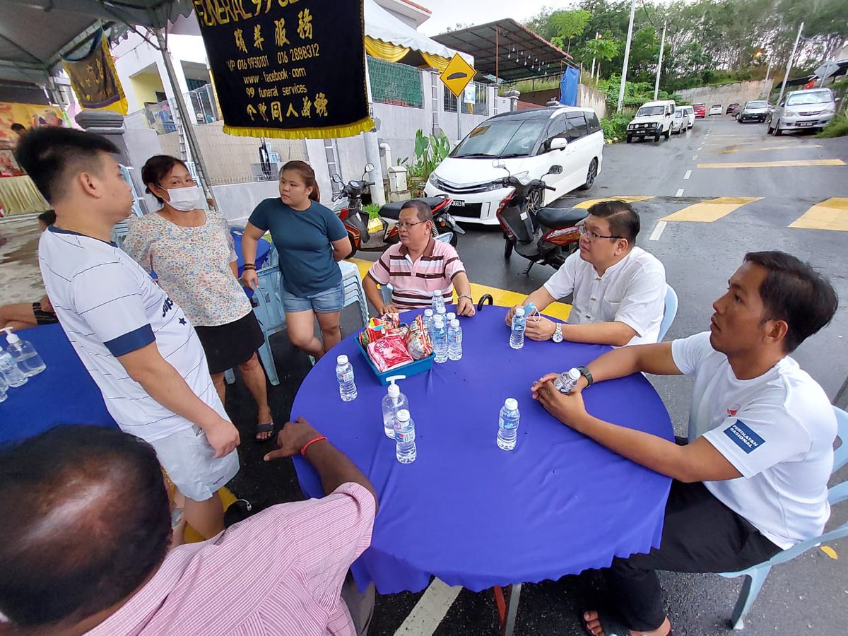 P126Pkn's tweet photo. PERTANG | 9.5.2022
Ziarah & bertemu keluarga mendiang Lee Han Yoong, mantan Ketua Kampung JPKKP Pertang yang meninggal dunia akibat komplikasi jantung.
#jelebu #pertang #Bersatu #PerikatanNasional https://t.co/G93c1y8AE0