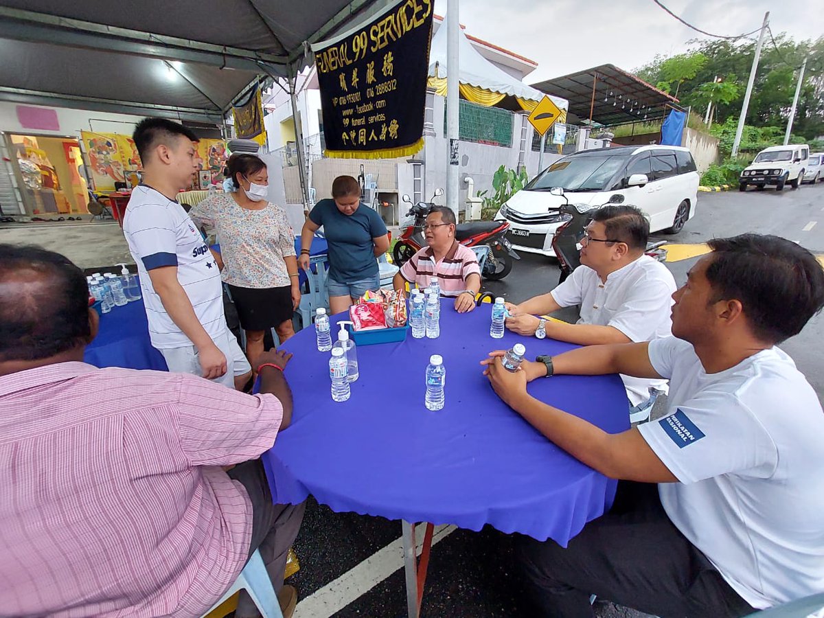 P126Pkn's tweet photo. PERTANG | 9.5.2022
Ziarah & bertemu keluarga mendiang Lee Han Yoong, mantan Ketua Kampung JPKKP Pertang yang meninggal dunia akibat komplikasi jantung.
#jelebu #pertang #Bersatu #PerikatanNasional https://t.co/G93c1y8AE0