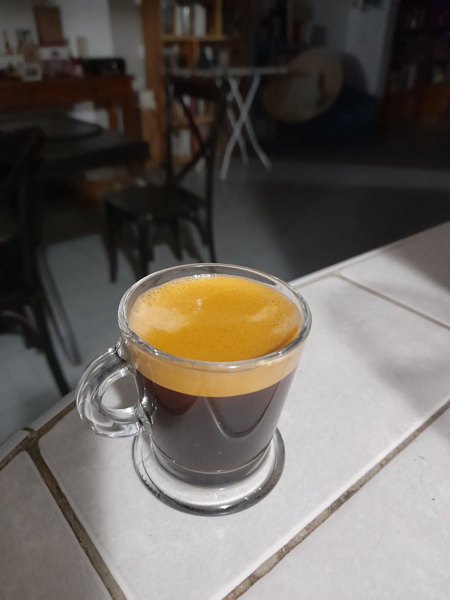 Buenos días, gente hermosa.

Sorry in advance for the lots of shilling I will be doing this week. 😅 Bill's are coming and sales have really slow. 

😎  I will try to make you notice that my work is worthy of your time and investment.