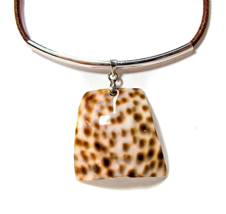 girliegals12's tweet photo. Brown & White Shell Pendant on Brown Leather Cord Necklace w Extension Chain: https://t.co/BzCcBHe0qQ... #shellpendant #brownandwhiteshell #brownleathernecklace #extensionchain #adjustable #beachjewelry #shellnecklace #giftsforhim #giftsforher #FathersDay #etsyhandmadejewelry https://t.co/mXALlKrkxB