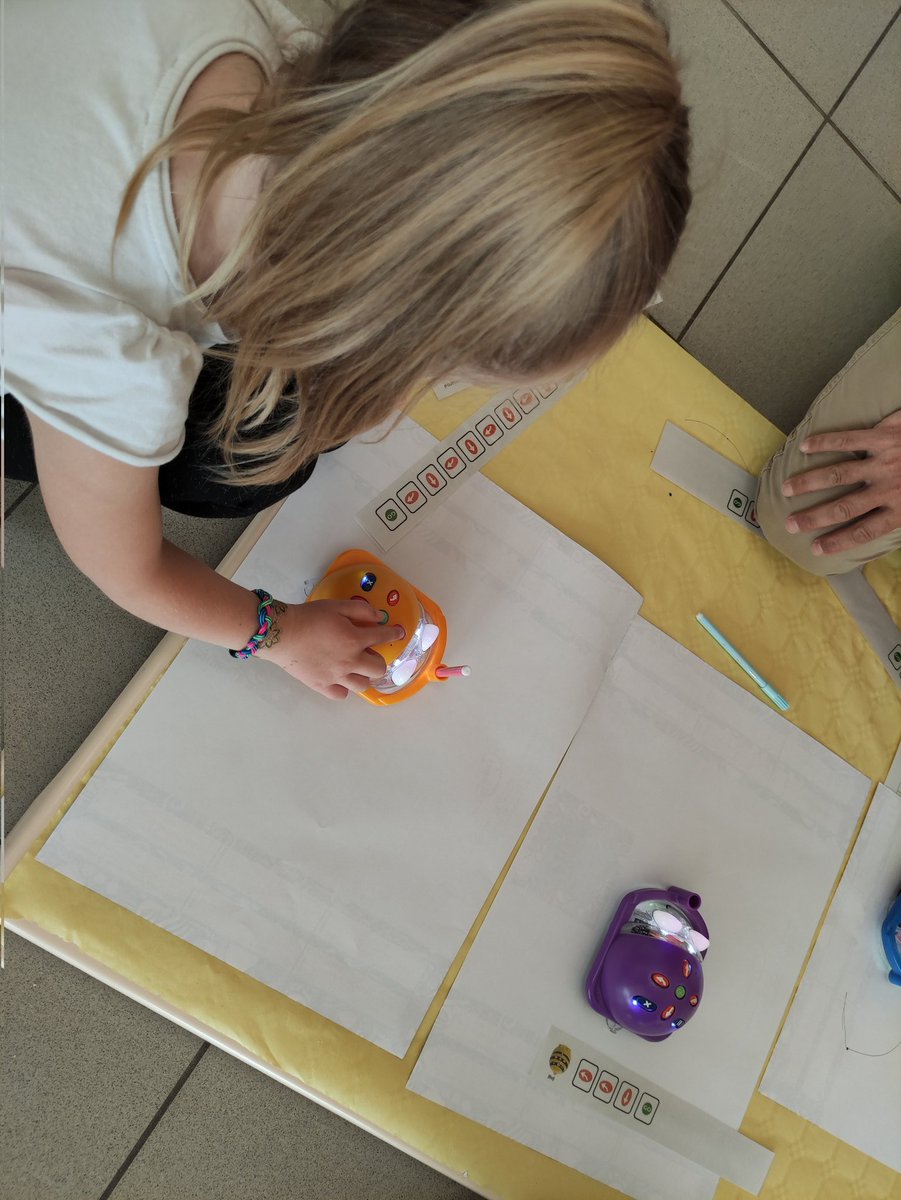 stoooono's tweet photo. Semaine de la maternelle dans le Cher, c'est parti ! Sur le thème des espaces, danse en anglais, robots qui dessinent, jeu coopératif,... Et des enfants qui s'amusent en travaillant 👍 https://t.co/peFCy8f93J