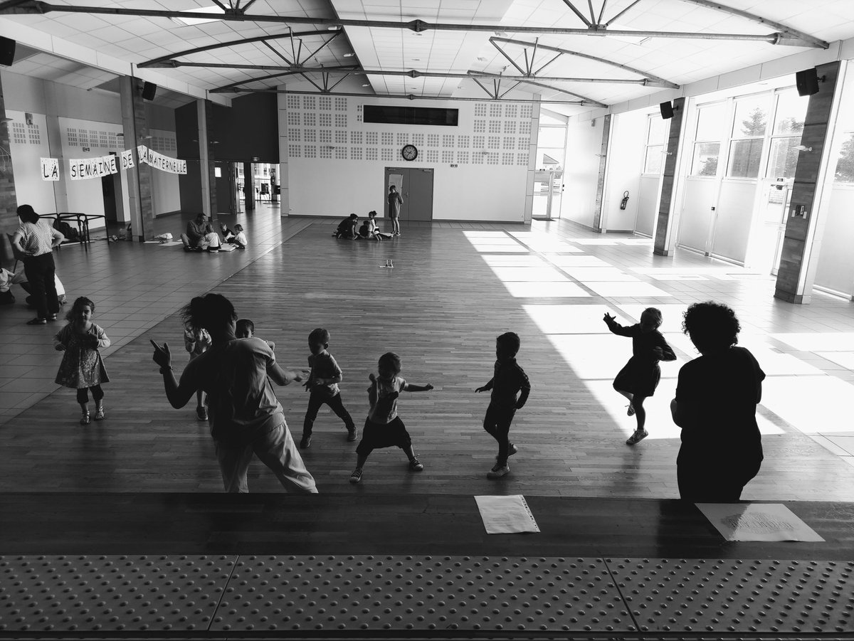 stoooono's tweet photo. Semaine de la maternelle dans le Cher, c'est parti ! Sur le thème des espaces, danse en anglais, robots qui dessinent, jeu coopératif,... Et des enfants qui s'amusent en travaillant 👍 https://t.co/peFCy8f93J
