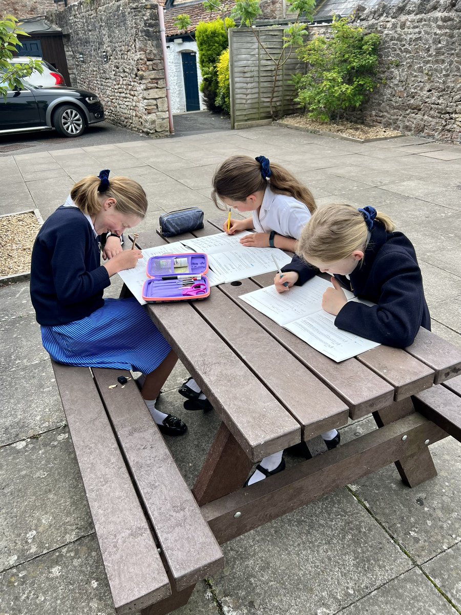 This morning, Y5 Choristers enjoyed an al fresco music theory lesson! @wellscathschool @CSAChoir @WellsCathedral1