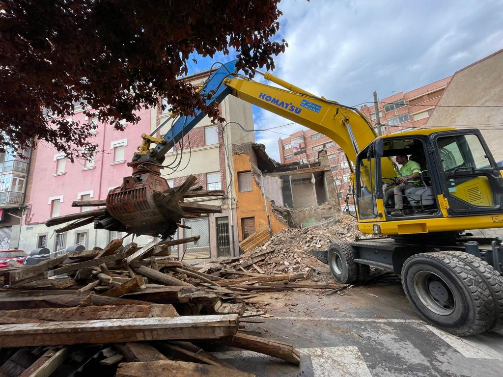 Atendemos las emergencias que surjen a cualquier hora. Siempre conectados
Finalicación hoy del derrumbe de Santana, en León

#disponibleveinticuatrohoras #demoliciones #derribos #excavacionesmancenido #soluciones #derrumbe