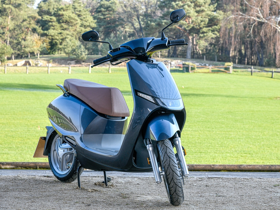 KymcoUK's tweet photo. The #IONEX i-One is the next best #EV #scooter to hit the #UK market, with up-to 60km #range, #powerful feel in handling and acceleration, #smart technology like a predictive range system, great #storage for equipment and deliveries, and more! Coming this summer! #Delivery #Urban https://t.co/xZiFksuKLe