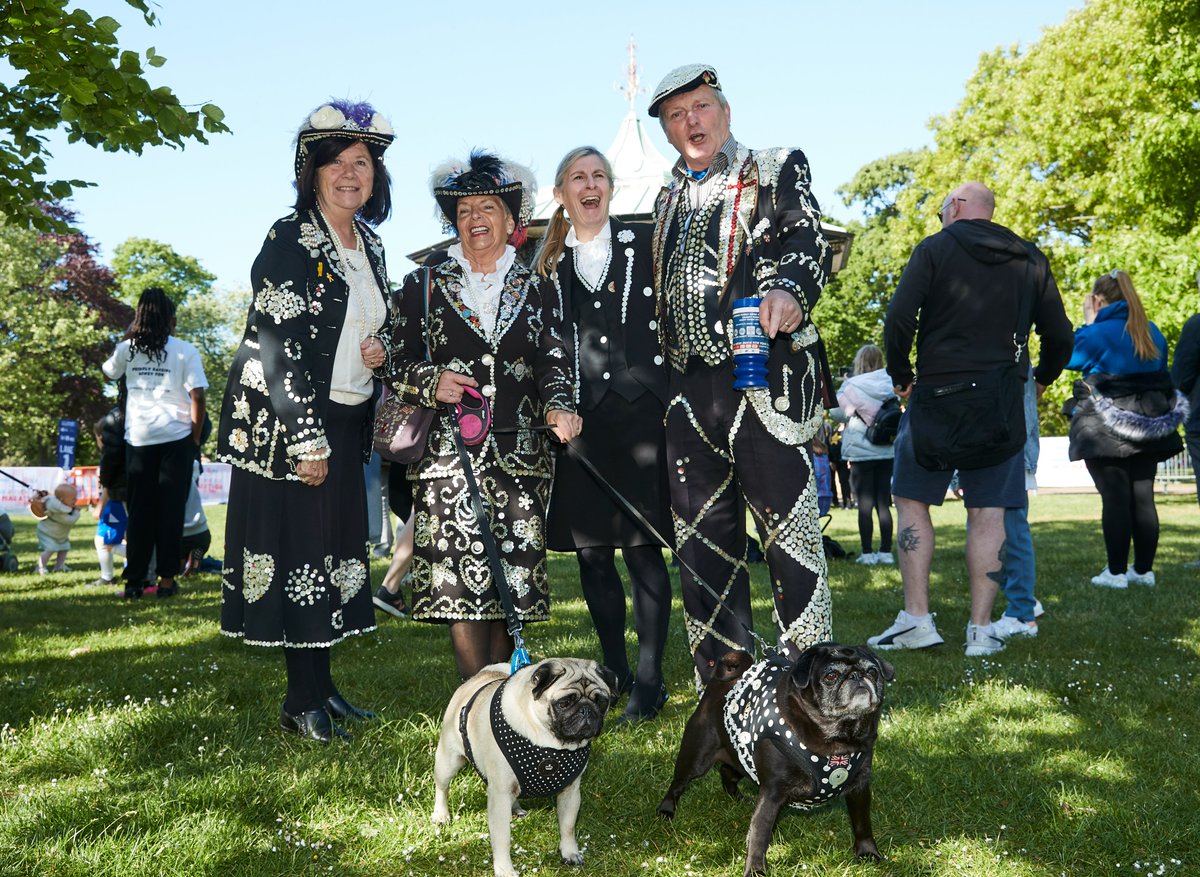 AugustaAdu's tweet photo. @PearlySociety a huge thank you to the Pearly Queen of Greenwich, Pearly King &amp; Queen of Woolwich, Pearly Princess and the #pearlypugs for supporting the @gbchospice #MiniMarathon in #RoyalGreenwichPark https://t.co/NH7zGYdsOb